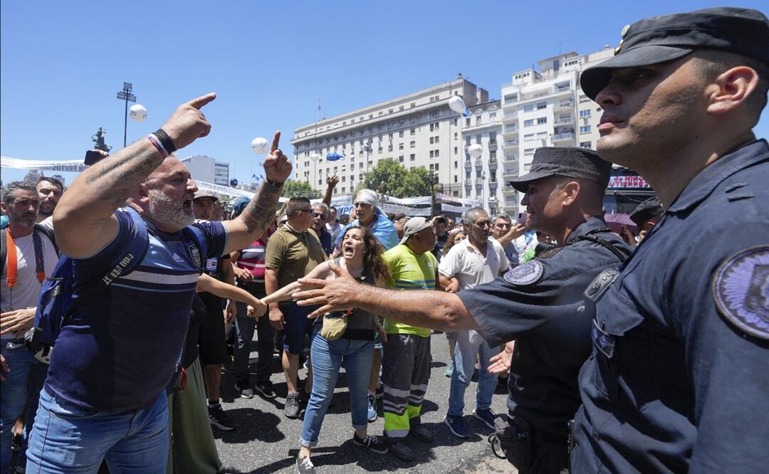 La disputa de Milei con los gobernadores se desata una semana antes de la apertura de sesiones ordinarias del Congreso, el 1 de marzo, y en medio de un clima de crecientes protestas por la subida de precios y tarifas de servicios públicos. Foto: AP