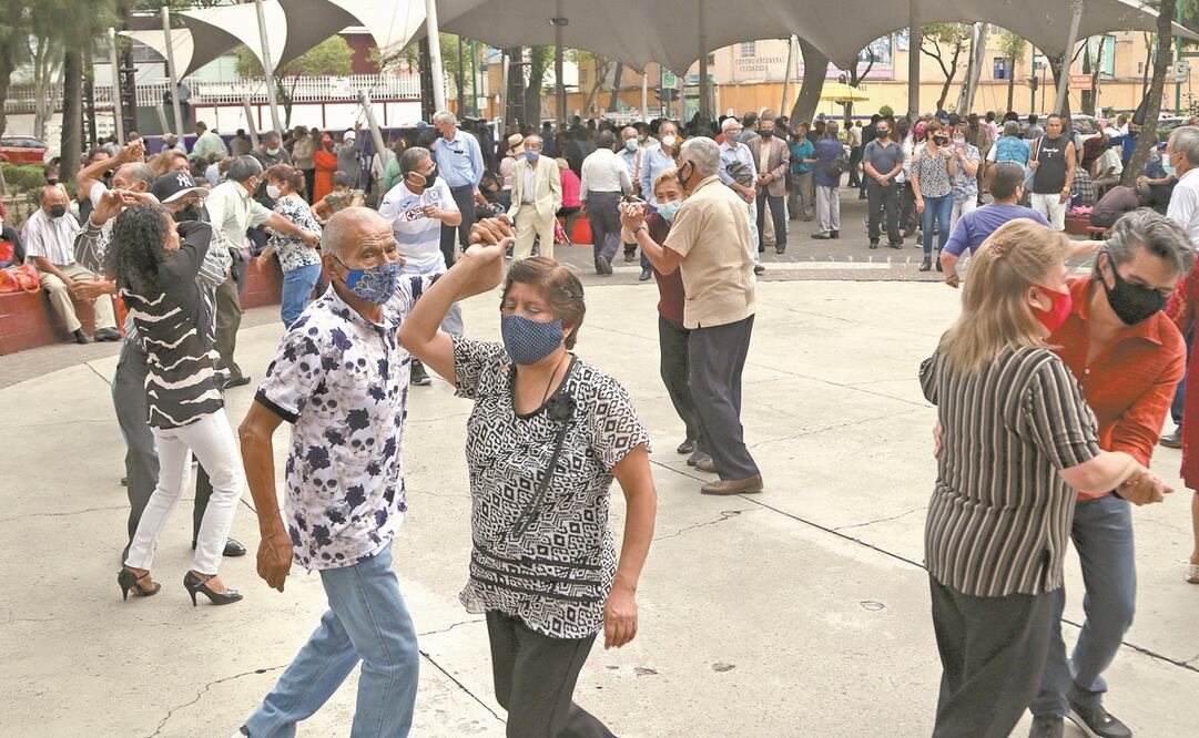 En la Ciudadela, personas de la tercera edad ya retomaron algunas actividades como el baile de danzón, algunos sin cubrebocas. Foto: Carlos Mejía. EL UNIVERSAL