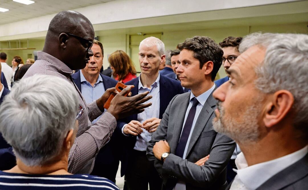 El primer ministro francés, Gabriel Attal (de brazos cruzados), a las afueras de París, ayer. Foto: Olympia de Maismont | AFP