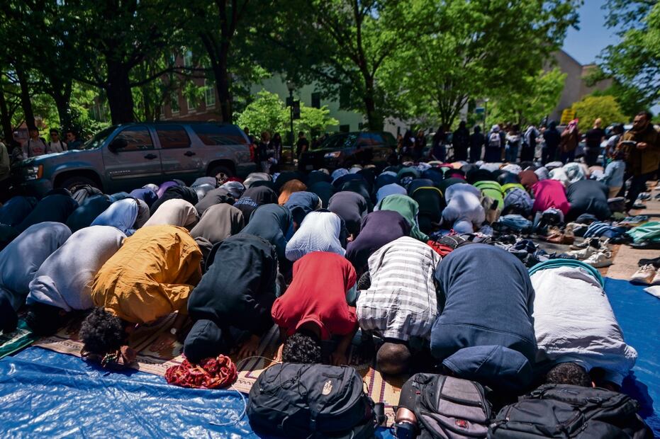 Estudiantes universitarios y simpatizantes propalestinos rezan durante
una manifestación en la Universidad George Washington. Foto: Shawn Thew / EFE