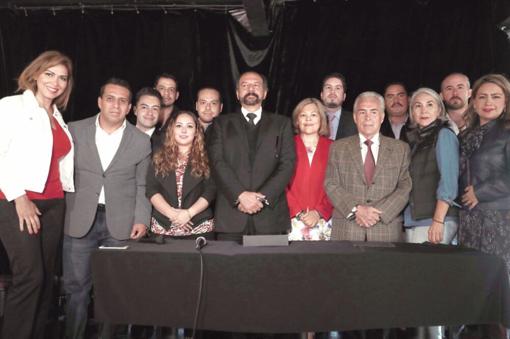 Elías Miguel Moreno Brizuela (al centro) anunció el frente Con AMLO Unidos Podemos, que reúne a ex militantes del PRD, PAN, PRI y empresarios con la finalidad de impulsar la candidatura de López Obrador a la Presidencia (ALEJANDRA LEYVA. EL UNIVERSAL)