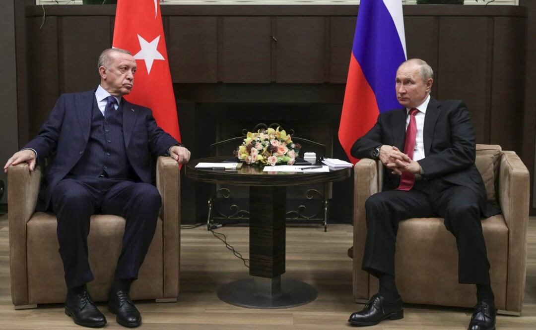 El presidente ruso Vladímir Putin, a la derecha, y su homólogo turco Recep Tayyip Erdogan durante una reunión el 29 de septiembre de 2021, en Sochi, Rusia. Foto: AP