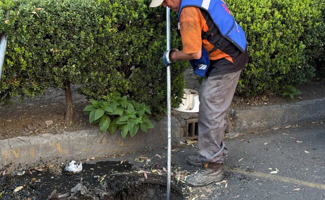 Alcaldía Cuauhtémoc realiza trabajos de desazolve en Tlatelolco; intervienen 26 puntos del drenaje.
Foto: Especial.