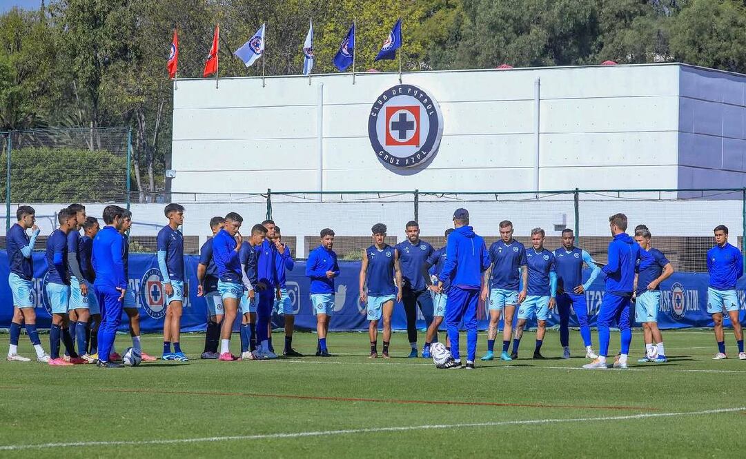 Martín Anselmi da indicaciones a los jugadores celestes previo a su debut en el Clausura 2024. Foto: CruzAzul