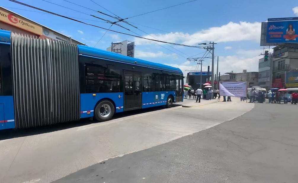 Personal de distintas unidades del IMSS-Bienestar en municipios del oriente del Estado de México, entre ellos Ecatepec, Acolman, Teotihuacán, Los Reyes La Paz, Chalco y Nezahualcóyotl, mantiene protestas y bloqueos viales. | Foto: Especial.