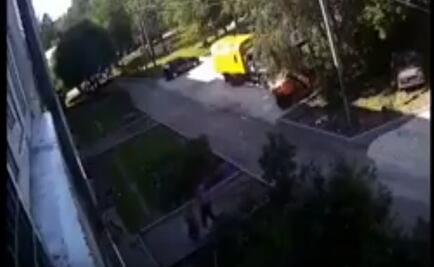 Video. Dos hombres rescatan a bebé que cayó de un edificio en Rusia