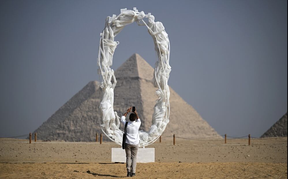 “Null”, del Grupo Recycle, se exhibe cerca del complejo de las pirámides de Guiza, en Guiza, Egipto, el 11 de noviembre de 2025. Foto: EFE