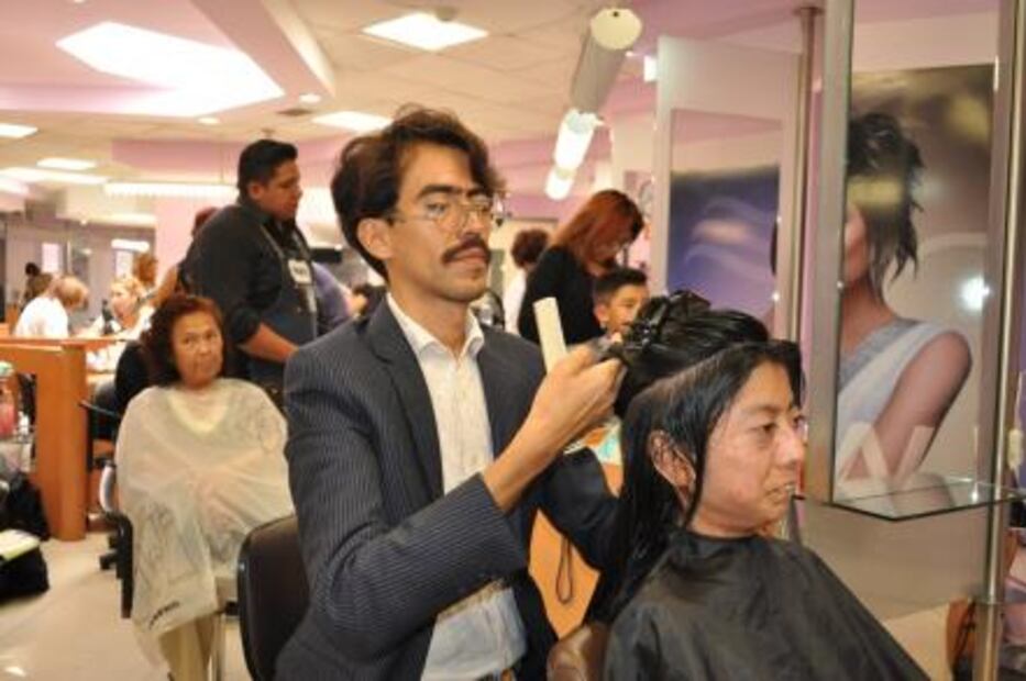 El peluquero que regala cortes a víctimas de violencia