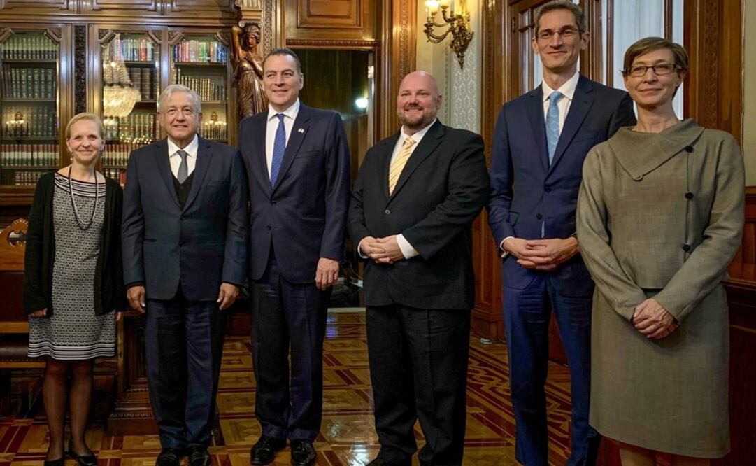 El presidente López Obrador se ve reunido con el embajador de Canadá en México, Pierre Alaire, así como directivos de la empresa canadiense Hydro-Québec (CORTESÍA PRESIDENCIA)