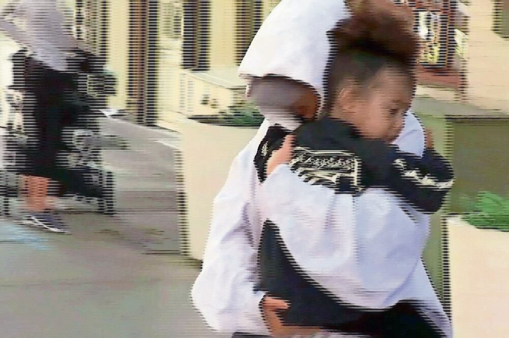 La socialité salió ayer cubierta con una sudadera blanca con gorro sosteniendo a su hija North; su esposo Kanye West la seguía de cerca junto con su otro hijo Saint (ZORAN DRAKULIC. AP)