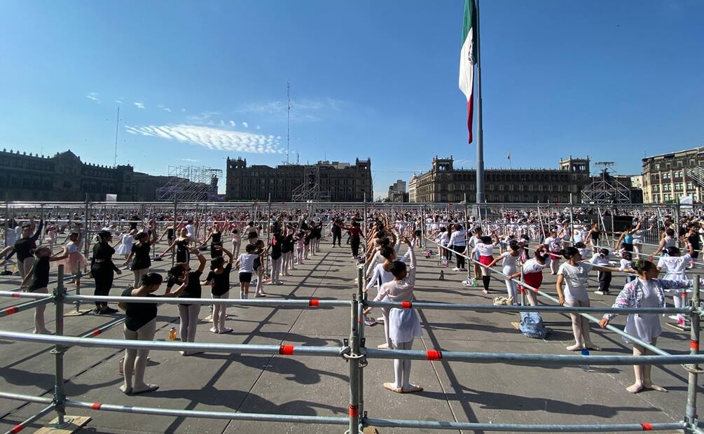 Clase masiva de ballet en el Zócalo de la CDMX. Foto: Alberto Acosta