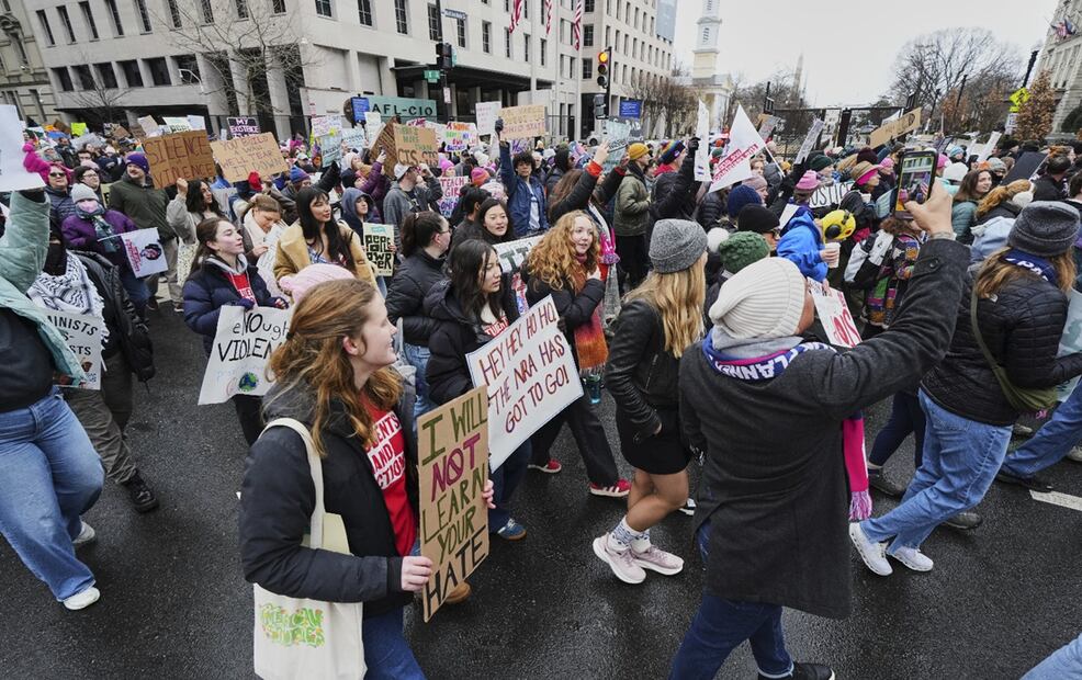 Manifestantes afirman que Trump violará los derechos de las mujeres, los migrantes y la comunidad LGBT, el 18 de enero de 2025. en Washington. Foto: AP