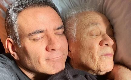 Héctor Sandarti honra la memoria de su madre en el primer aniversario luctuoso