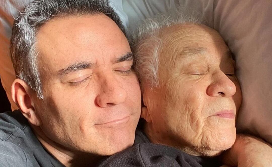 Héctor Sandarti junto a su madre. Foto: Instagram oficial.