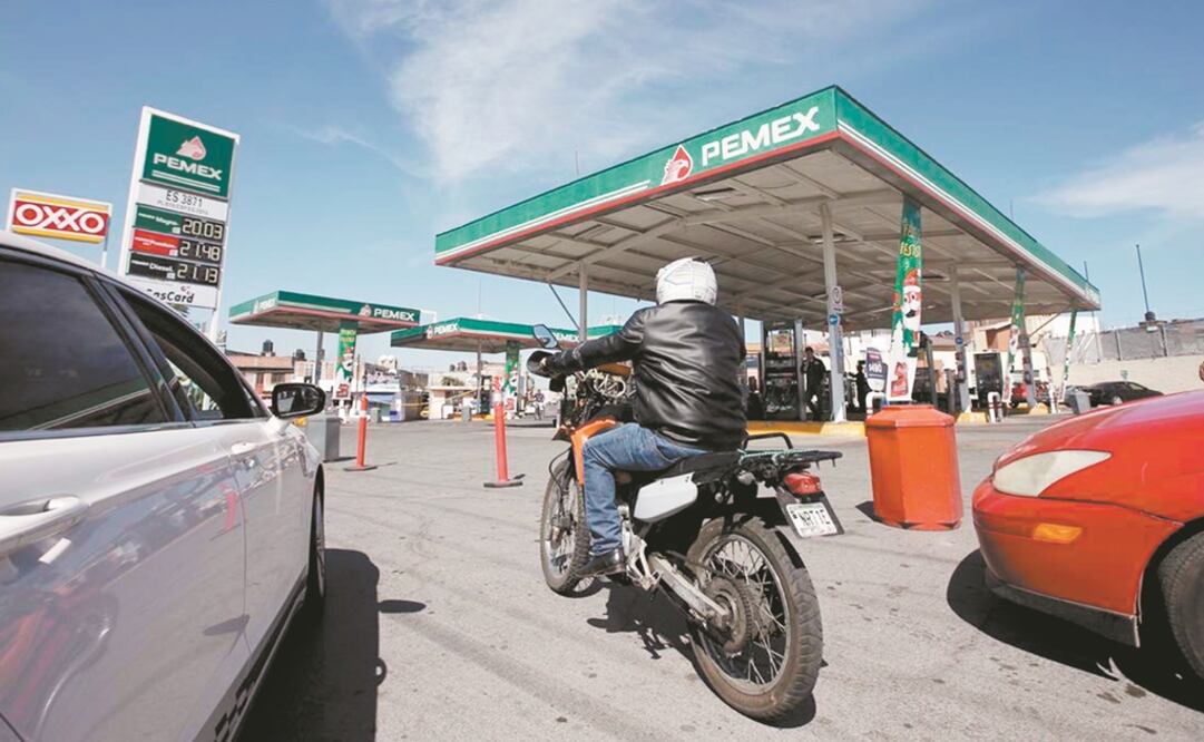 En Morelia, Michoacán, ayer se cumplió una semana de que iniciaron los problemas de escasez de combustible en las 90 gasolineras de la capital; empresario s aseguran que Pemex no les ha explicado por qué no ha distribuido con normalidad el energético. 