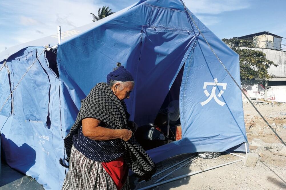 Las ráfagas de más de 170 kilómetros por hora perforan las casas de nylon hasta destruirlas. Los oaxaqueños las amarran al suelo, pero no aguantan (ESPECIAL)