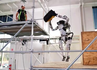 ¡Impresionante! Robot corre y hasta hace piruetas para ayudar a trabajador; video se vuelve viral