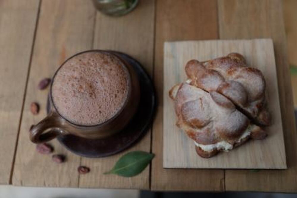 Pan de muerto y chocolate. Foto: Especial