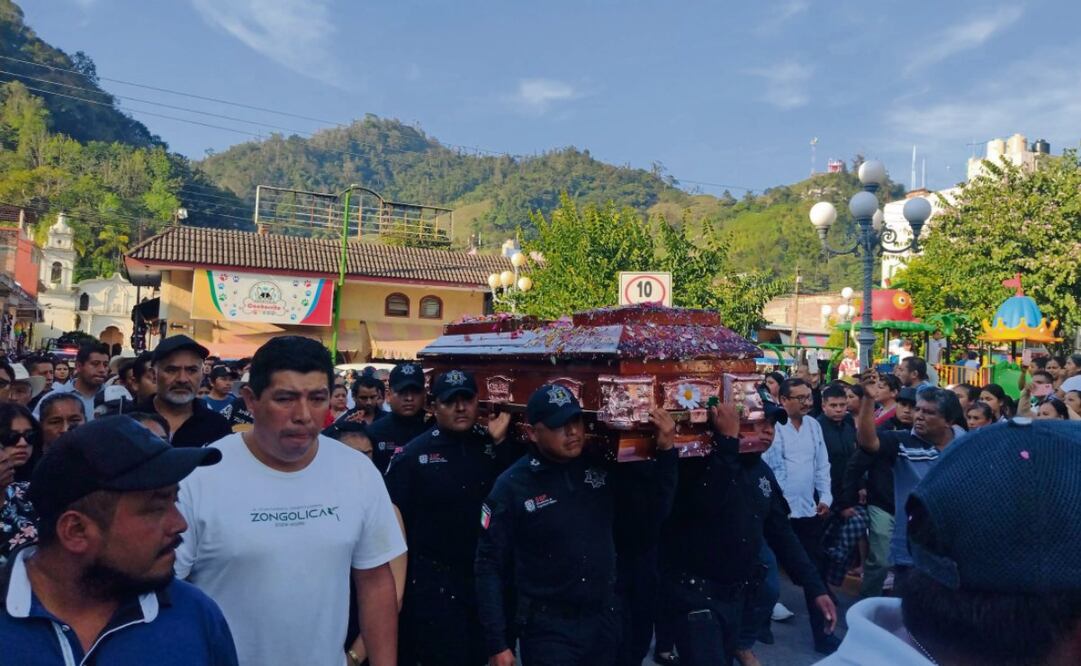 Decenas de personas despidieron ayer en Zongolica al diputado y exalcalde Benito Aguas Atlahua. En el Palacio Legislativo de San Lázaro sus compañeros le dedicaron un minuto de silencio. Foto: Especial