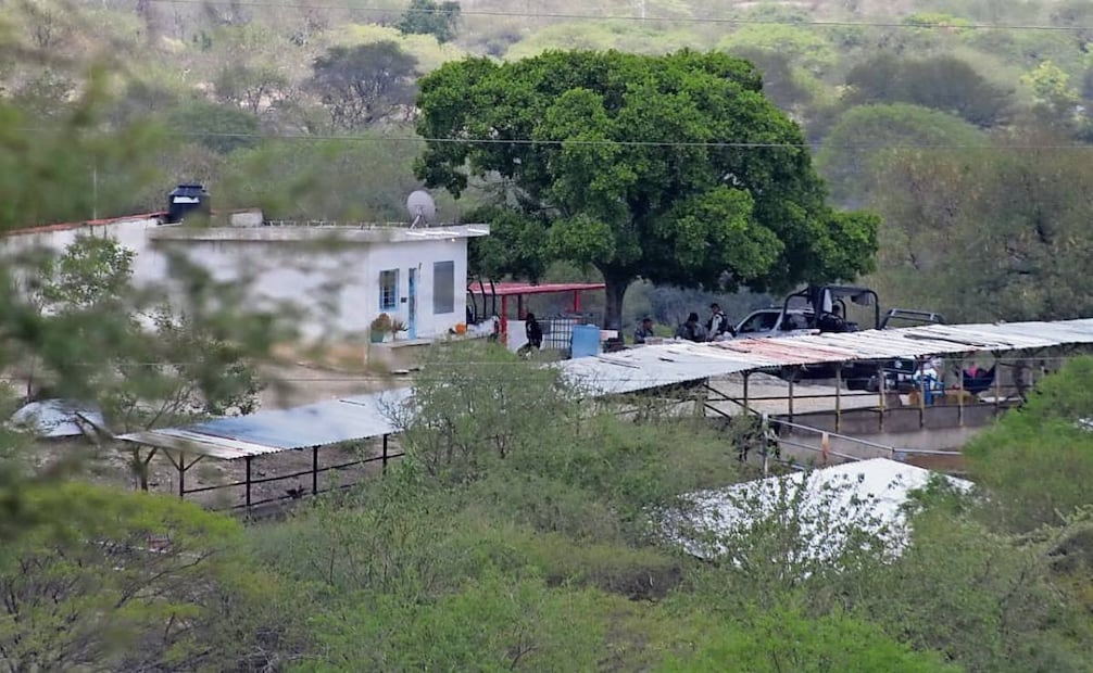 Dentro del rancho se observó que elementos de la Guardia Nacional estaban afuera de una casa; la policía estatal custodiaba otro inmueble. Foto: Omar Contreras / EL UNIVERSAL