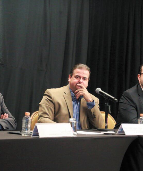 Reginaldo Esquer, presidente de la Comisión Fiscal Nacional de la Coparmex (centro), dijo que habrá amparos. ESPECIAL