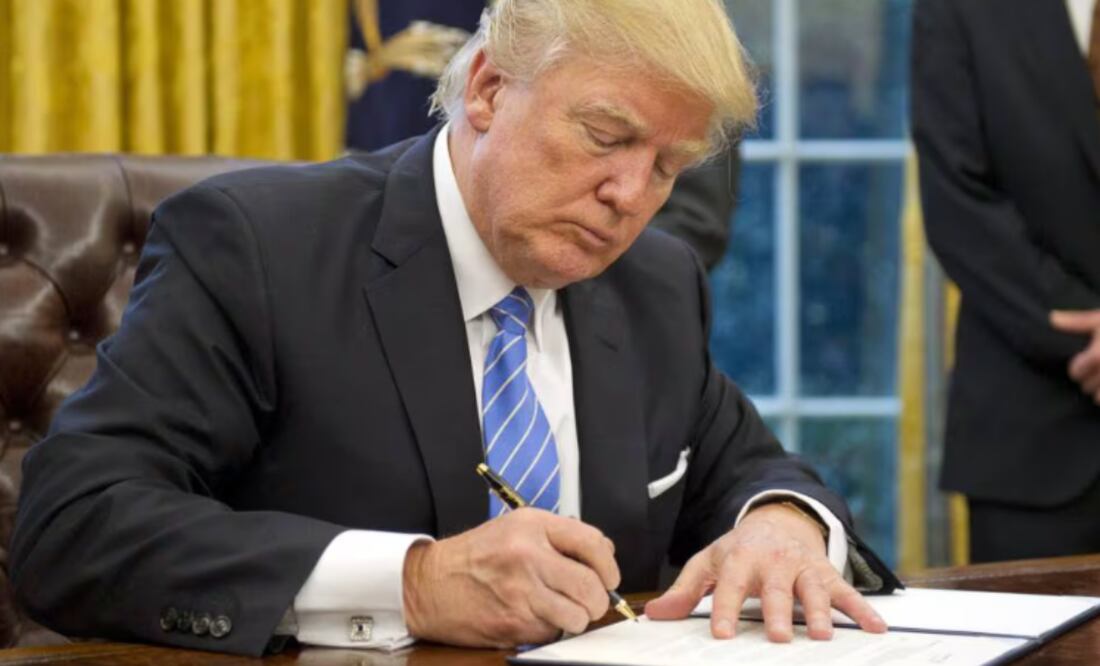 Trump firmando decretos. Imagen ilustrativa. Foto: Ron Sachs / EFE/ Archivo