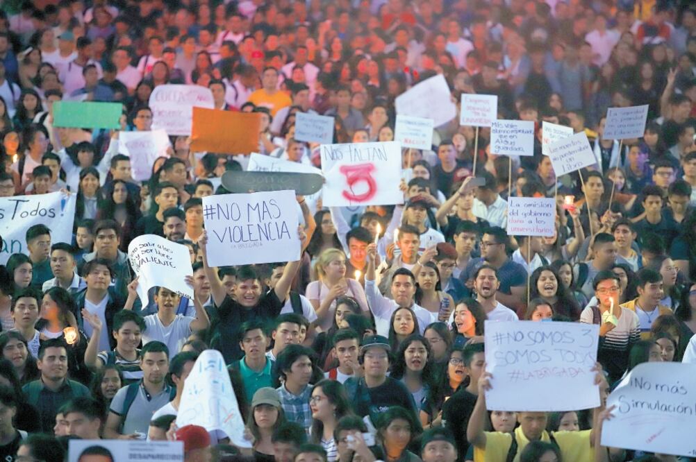 Alumnos de la UdeG y de la Asamblea Interuniversitaria participaron en la movilización para exigir justicia en la muerte de los estudiantes de cine, quienes desaparecieron en Tonalá el 19 de marzo de 2018. Foto: CARLOS ZEPEDA. EL UNIVERSAL