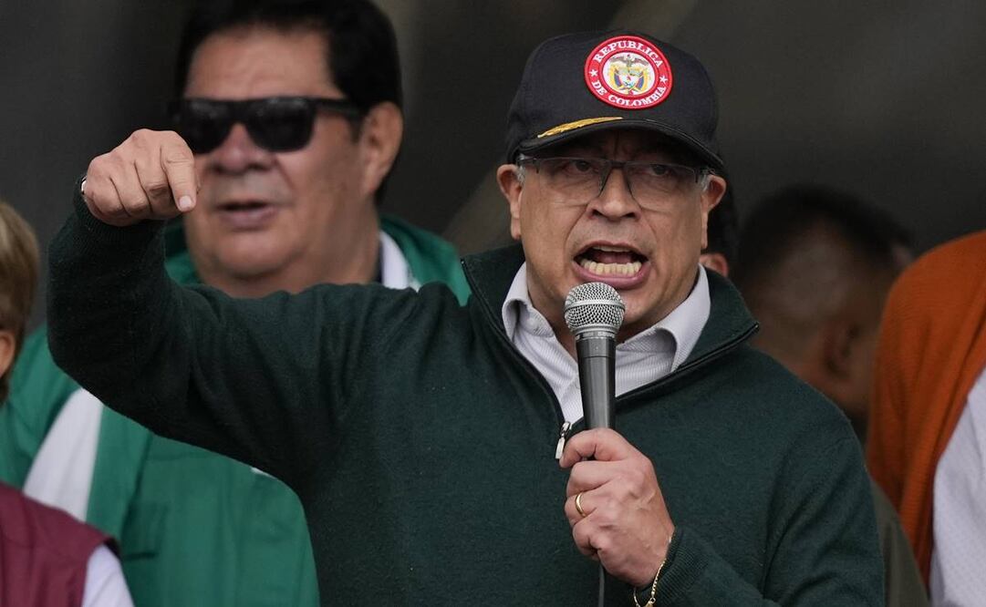 El presidente colombiano Gustavo Petro se dirige a la gente en la marcha del Día Internacional de los Trabajadores en Bogotá, Colombia, el miércoles 1 de mayo de 2024. (AP Foto/Fernando Vergara)