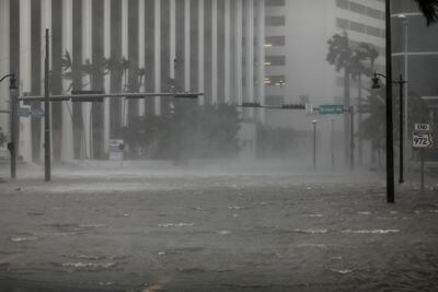 "Irma" se degrada a categoría 2; prevén fuerte oleaje en Florida