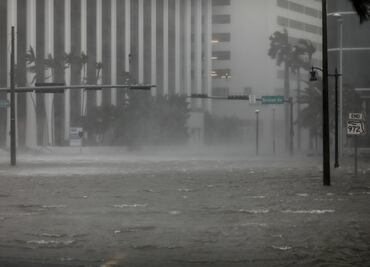 "Irma" se degrada a categoría 2; prevén fuerte oleaje en Florida