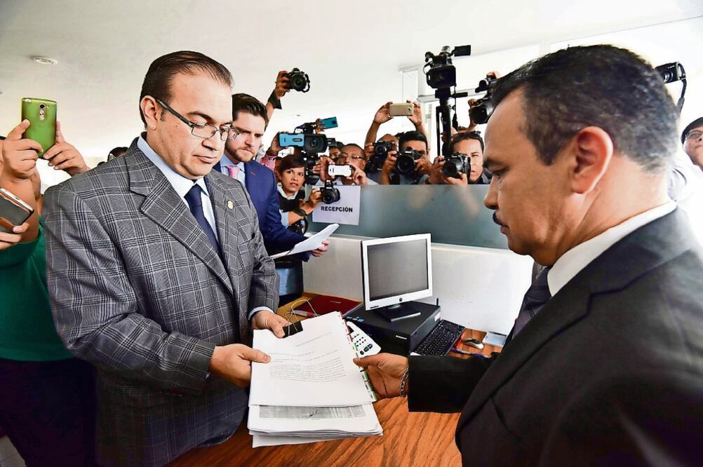 Javier Duarte de Ochoa acudió a la Fiscalía General del Estado a ampliar la denuncia interpuesta en contra del gobernador electo Miguel Ángel Yunes Linares (KARLO REYES. EL UNIVERSAL)