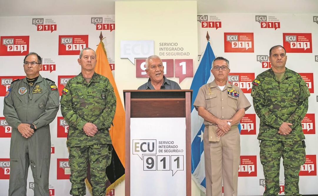 El ministro de Defensa de Ecuador, Luis Lara (cen.), con la cúpula militar, en Guayaquil. Foto: Mauricio Torres/ EFE