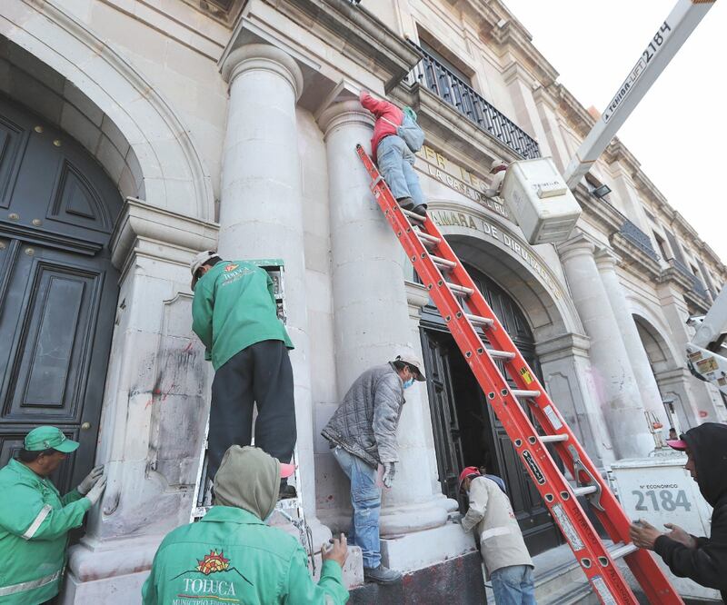 De acuerdo con los trabajadores municipales, las autoridades exigieron una limpieza inmediata de los edificios. También fueron atendidos monumentos y esculturas. Foto: JORGE ALVARADO. EL UNIVERSAL