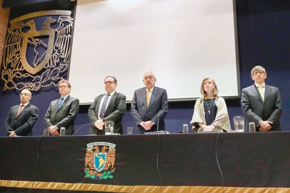 El rector de la Universidad Nacional Autónoma de México, Enrique Graue Wiechers (tercero de izq. a der.), encabezó la tercera sesión del año del Consejo Universitario. Foto: LUCÍA GODÍNEZ. EL UNIVERSAL