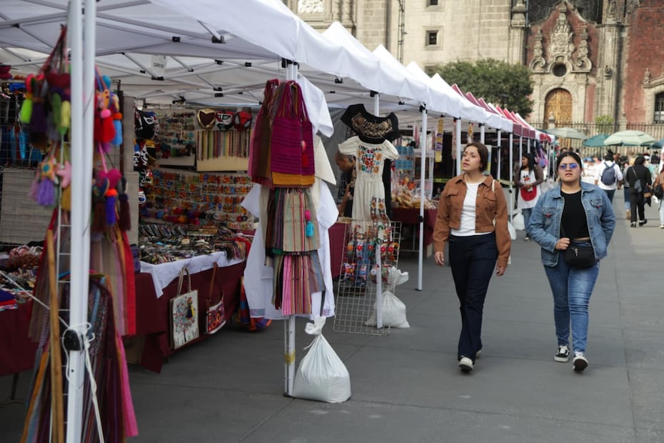 Romería de Fin de Año opera al 100% en el Zócalo; artesanos celebran el espacio pero reportan bajas ventas. Foto: Especial
