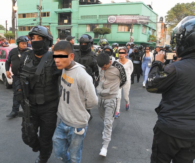 Elementos de la SSC sorprendieron a los hoy imputados mientras amedrentaban a comerciantes de la calle Manuel Doblado; los ligan al grupo delictivo de El Hormiga. ARMANDO MARTÍNEZ. EL UNIVERSAL