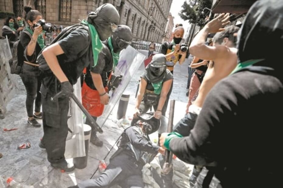 Policías frenan manifestación de feministas