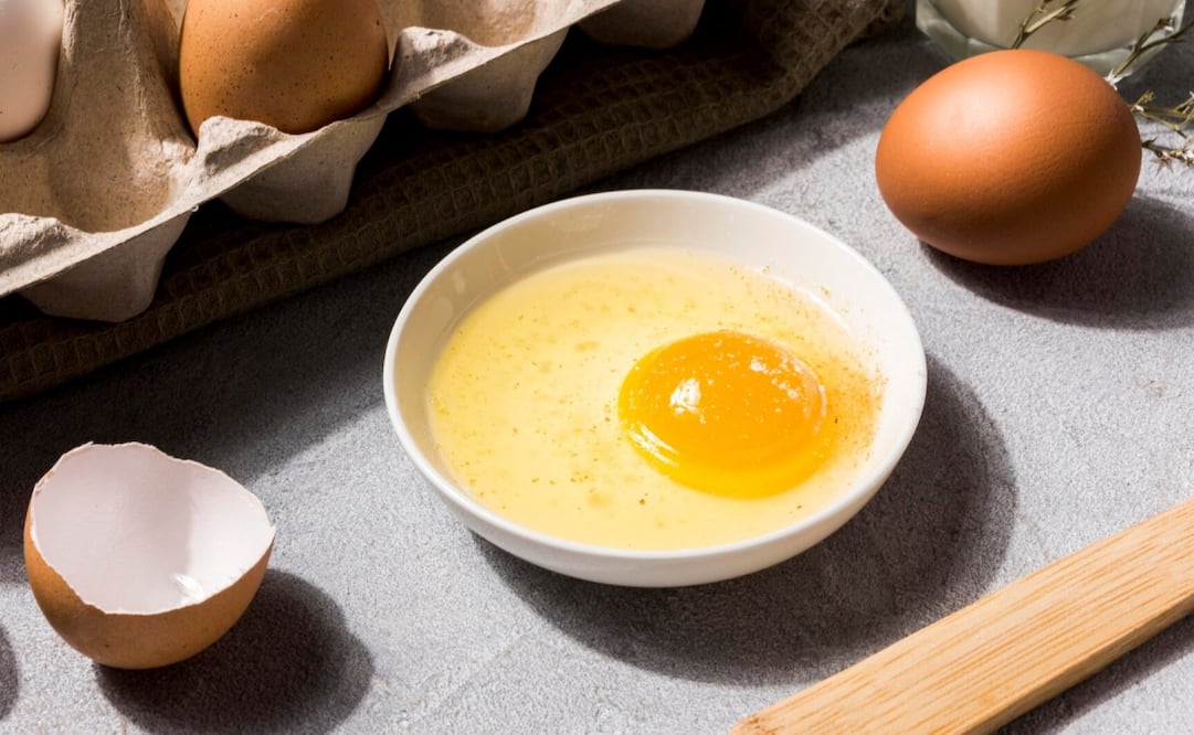 El consumo de huevo crudo implica ciertos riesgos para la salud. Foto: Freepik