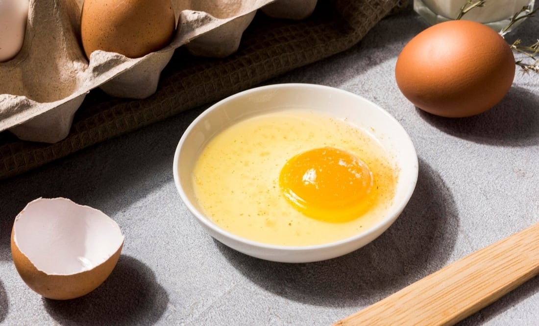 El consumo de huevo crudo implica ciertos riesgos para la salud. Foto: Freepik