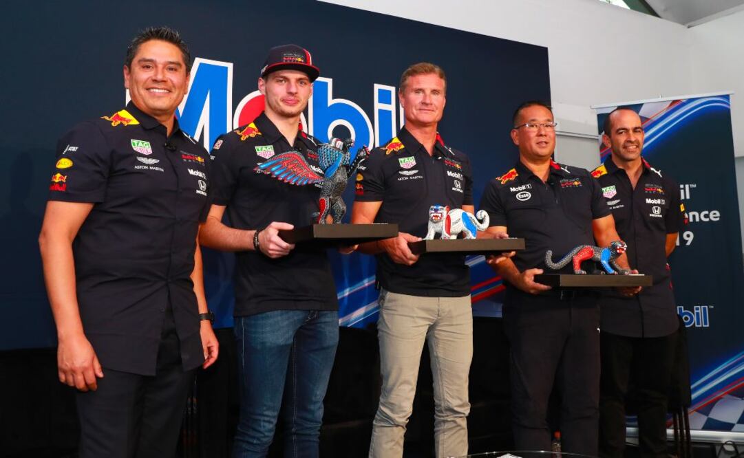Max Verstappen, bicampeón del GP de México, el expiloto David Coulthard y David Tsurusaki. | FOTOS: Adriana Hernández y Archivo EL UNIVERSAL