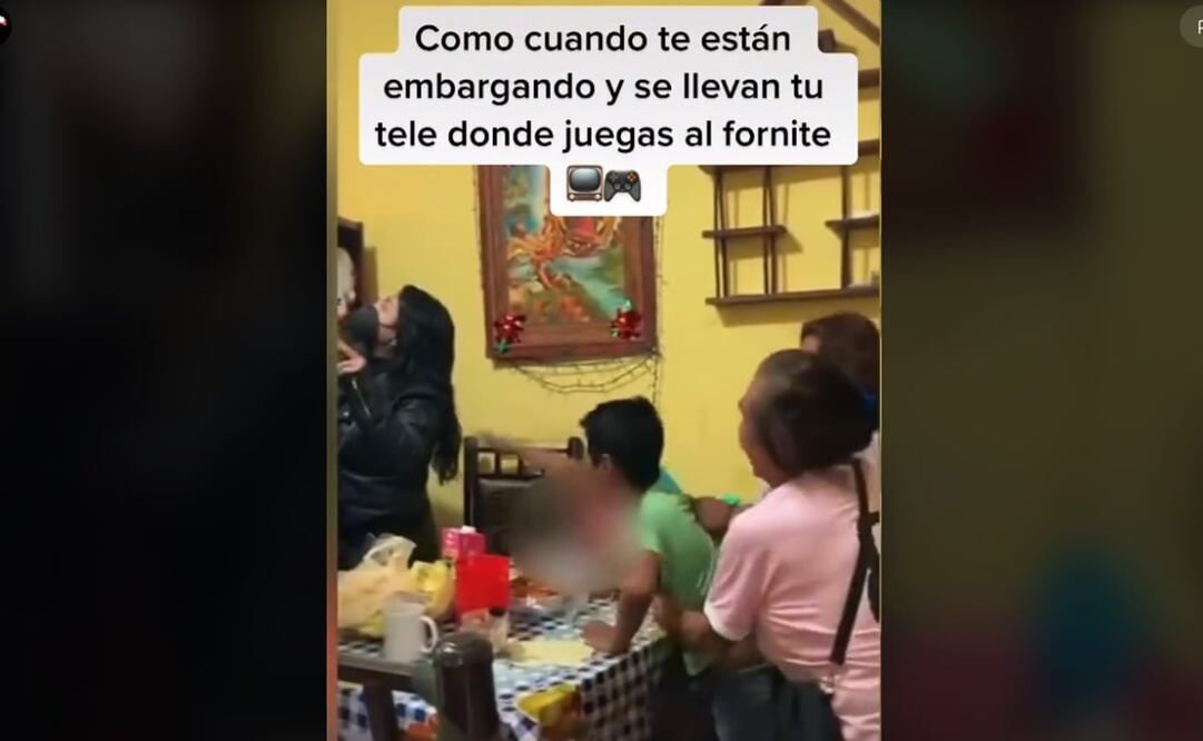 Dos mujeres intentan tranquilizarlo, pero él continúa llorando al ver que se llevan la televisión. Foto: captura de video