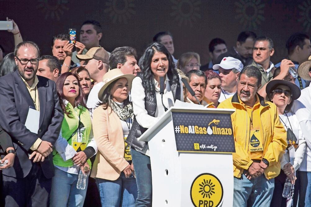 La presidenta del sol azteca, Alejandra Barrales Magdaleno, garantizó ante una multitud de perredistas y con la presencia de integrantes del Comité Ejecutivo Nacional. (CUARTOSCURO)