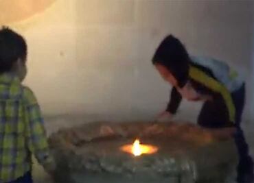 Niño apaga fuego de la libertad en museo de Guanajuato