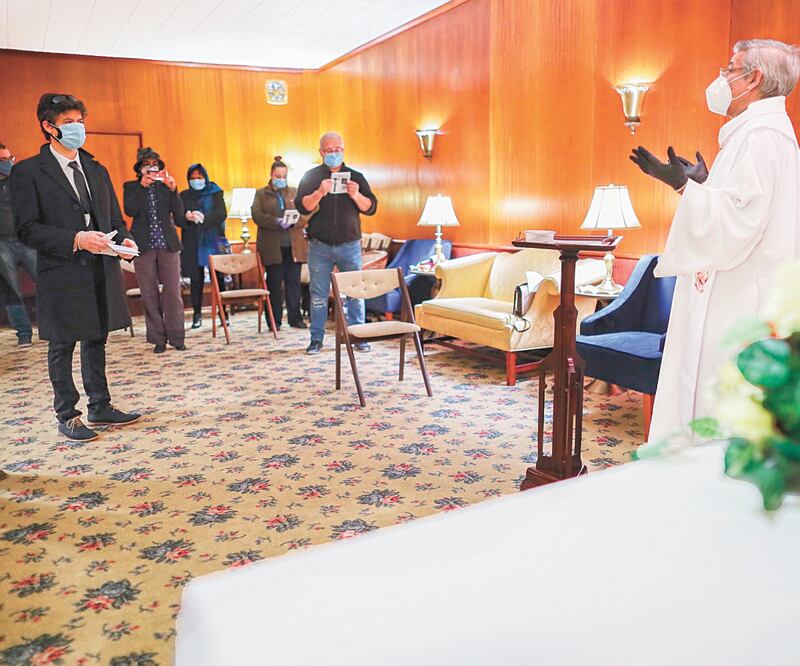 El reverendo Fabián Arias, en el funeral de Héctor Miguel Cabaña, quien falleció de coronavirus en Brooklyn, Nueva York. El Covid-19 ha afectado especialmente a la comunidad hispana. JOHN MINCHILLO. AP