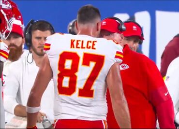 VIDEO: Travis Kelce vuelve a encararse con su entrenador Andy Reid y recibe un golpe con el hombro
