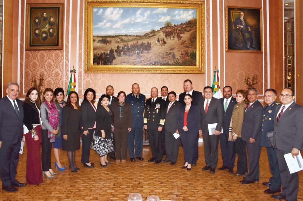 Los secretarios de la Defensa Nacional, Salvador Cienfuegos, y de la Marina, Vidal Francisco Soberón Sanz (al centro), se reunieron ayer con integrantes de la Comisión de Gobernación de la Cámara de Diputados y con algunos senadores (ESPECIAL)