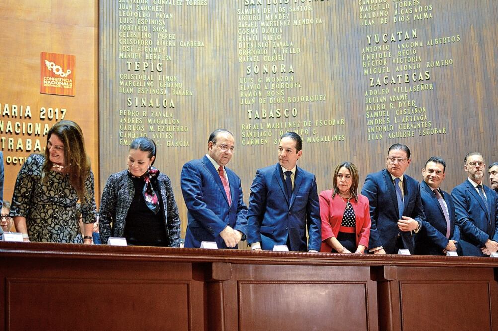 El titular de la STPS, Alfonso Navarrete Prida, y el gobernador de Querétaro, Francisco Domínguez (ambos al centro), inauguraron la Segunda Sesión Ordinaria 2017 de la Conferencia Nacional de Secretarios del Trabajo.