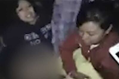 Captan momento en que mujer da a luz afuera de un hospital en Cuautitlán