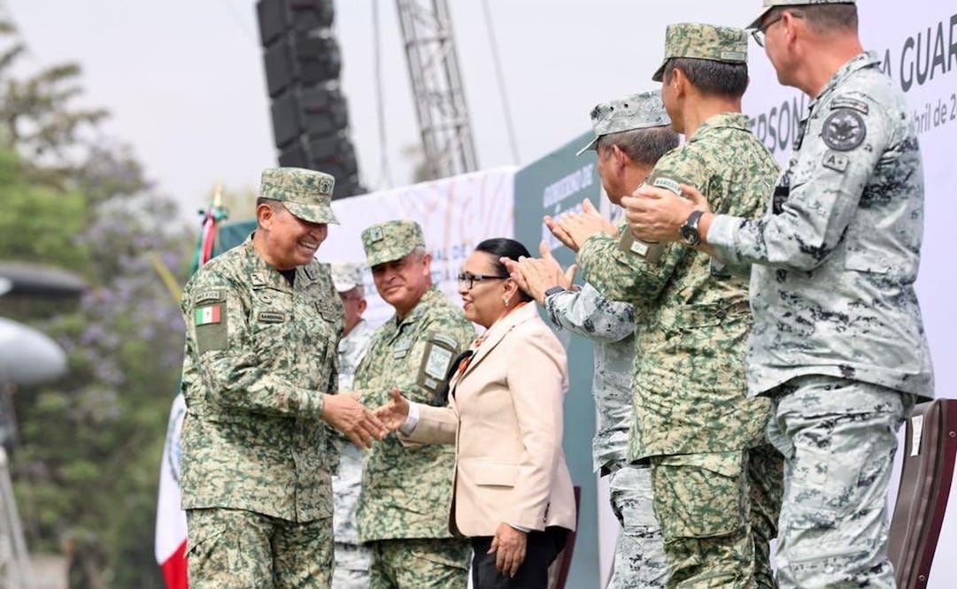 Rosa Icela Rodríguez con elementos del ejército