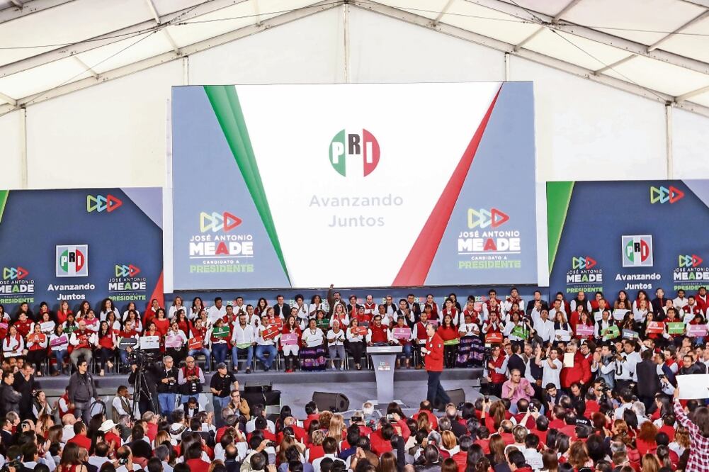 Expertos aseguran que el acto de ponerse la chamarra roja en sus eventos no hace que José Antonio Meade genere empatía con las fuerzas internas del partido tricolor. Foto: GERMÁN ESPINOSA. EL UNIVERSAL